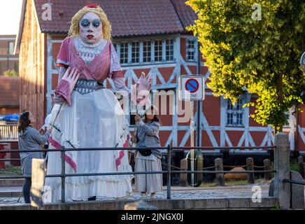 Wismar, Allemagne. 11th août 2022. Les membres de l'association Kulturmühle Wismar sont sur la route du centre-ville avec quatre mètres de haut grands personnages. (Photo de la répétition de la robe) la production 'Nosferatour' sera présentée en première dans le centre-ville de Wismar le 12 août 2022. Avec elle, la ville célèbre l'anniversaire du classique d'horreur 'Nosferatu' de Friedrich Wilhelm Murnau, qui a été filmé sur place il y a 100 ans. Credit: Jens Büttner/dpa/Alay Live News Banque D'Images