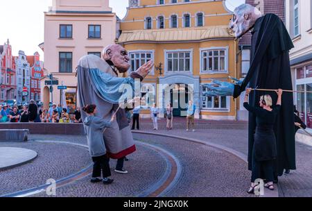 Wismar, Allemagne. 11th août 2022. Les membres de l'association Kulturmühle Wismar sont sur la route du centre-ville avec quatre mètres de haut grands personnages. (Photo de la répétition de la robe) la production 'Nosferatour' sera présentée en première dans le centre-ville de Wismar le 12 août 2022. Avec elle, la ville célèbre l'anniversaire du classique d'horreur 'Nosferatu' de Friedrich Wilhelm Murnau, qui a été filmé sur place il y a 100 ans. Credit: Jens Büttner/dpa/Alay Live News Banque D'Images