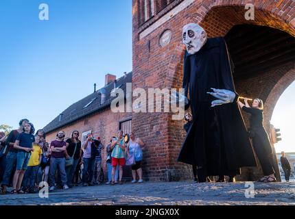 Wismar, Allemagne. 11th août 2022. Les membres de l'association Kulturmühle Wismar sont en déplacement dans le centre-ville avec la grande figure de quatre mètres de haut 'Nosferatu' et d'autres marionnettes. (Photo de la répétition de la robe) la production 'Nosferatour' sera mise en avant le 12 août 2022 dans le centre-ville de Wismar. Avec elle, la ville célèbre l'anniversaire du classique d'horreur 'Nosferatu' de Friedrich Wilhelm Murnau, qui a été filmé sur place il y a 100 ans. Credit: Jens Büttner/dpa/Alay Live News Banque D'Images