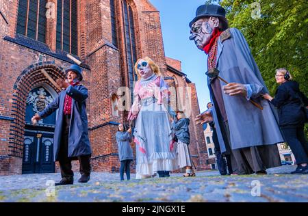 Wismar, Allemagne. 11th août 2022. Les membres de l'association Kulturmühle Wismar sont en déplacement dans le centre-ville avec la grande figure de quatre mètres de haut. (Photo de la répétition de la robe) la production 'Nosferatour' sera présentée en première dans le centre-ville de Wismar le 12 août 2022. Avec elle, la ville célèbre l'anniversaire du classique d'horreur 'Nosferatu' de Friedrich Wilhelm Murnau, qui a été filmé sur place il y a 100 ans. Credit: Jens Büttner/dpa/Alay Live News Banque D'Images