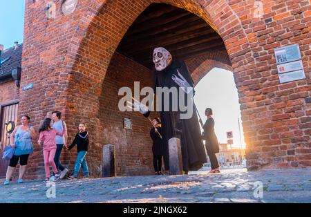 Wismar, Allemagne. 11th août 2022. Les membres de l'association Kulturmühle Wismar sont en déplacement dans le centre-ville avec la grande figure de quatre mètres de haut 'Nosferatu' et d'autres marionnettes. (Photo de la répétition de la robe) la production 'Nosferatour' sera mise en avant le 12 août 2022 dans le centre-ville de Wismar. Avec elle, la ville célèbre l'anniversaire du classique d'horreur 'Nosferatu' de Friedrich Wilhelm Murnau, qui a été filmé sur place il y a 100 ans. Credit: Jens Büttner/dpa/Alay Live News Banque D'Images