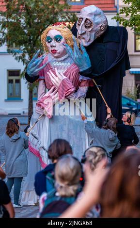 Wismar, Allemagne. 11th août 2022. Les membres de l'association Kulturmühle Wismar sont en déplacement dans le centre-ville avec la grande figure de quatre mètres de haut 'Nosferatu' et d'autres marionnettes. (Photo de la répétition de la robe) la production 'Nosferatour' sera mise en avant le 12 août 2022 dans le centre-ville de Wismar. Avec elle, la ville célèbre l'anniversaire du classique d'horreur 'Nosferatu' de Friedrich Wilhelm Murnau, qui a été filmé sur place il y a 100 ans. Credit: Jens Büttner/dpa/Alay Live News Banque D'Images