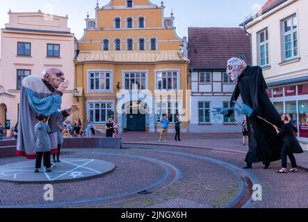 Wismar, Allemagne. 11th août 2022. Les membres de l'association Kulturmühle Wismar sont en déplacement dans le centre-ville avec la grande figure de quatre mètres de haut. (Photo de la répétition de la robe) la production 'Nosferatour' sera présentée en première dans le centre-ville de Wismar le 12 août 2022. Avec elle, la ville célèbre l'anniversaire du classique d'horreur 'Nosferatu' de Friedrich Wilhelm Murnau, qui a été filmé sur place il y a 100 ans. Credit: Jens Büttner/dpa/Alay Live News Banque D'Images