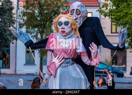 Wismar, Allemagne. 11th août 2022. Les membres de l'association Kulturmühle Wismar sont en déplacement dans le centre-ville avec la grande figure de quatre mètres de haut 'Nosferatu' et d'autres marionnettes. (Photo de la répétition de la robe) la production 'Nosferatour' sera mise en avant le 12 août 2022 dans le centre-ville de Wismar. Avec elle, la ville célèbre l'anniversaire du classique d'horreur 'Nosferatu' de Friedrich Wilhelm Murnau, qui a été filmé sur place il y a 100 ans. Credit: Jens Büttner/dpa/Alay Live News Banque D'Images