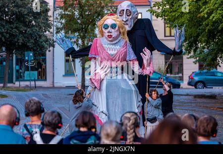 Wismar, Allemagne. 11th août 2022. Les membres de l'association Kulturmühle Wismar sont en déplacement dans le centre-ville avec la grande figure de quatre mètres de haut 'Nosferatu' et d'autres marionnettes. (Photo de la répétition de la robe) la production 'Nosferatour' sera mise en avant le 12 août 2022 dans le centre-ville de Wismar. Avec elle, la ville célèbre l'anniversaire du classique d'horreur 'Nosferatu' de Friedrich Wilhelm Murnau, qui a été filmé sur place il y a 100 ans. Credit: Jens Büttner/dpa/Alay Live News Banque D'Images