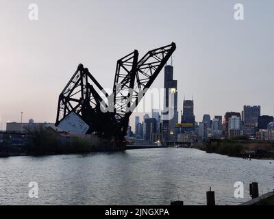 Vue sur les gratte-ciel de Chicago et un pont au-dessus de la rivière Chicago Banque D'Images