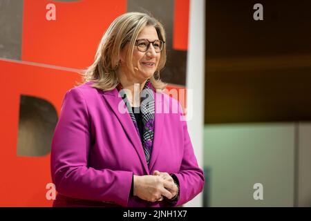 Berlin, Allemagne. 21st févr. 2022. Anke Rehlinger, présidente du SPD en Sarre, prise lors d'une conférence de presse après la réunion de l'exécutif du SPD à Berlin, 21 février 2022. Credit: dpa/Alay Live News Banque D'Images
