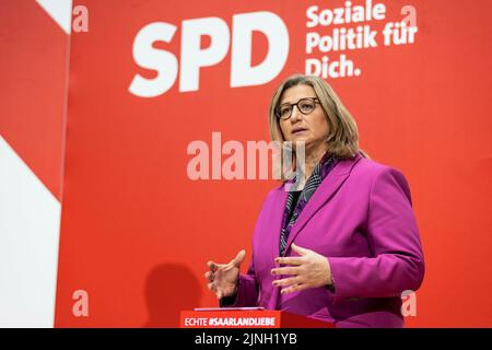 Berlin, Allemagne. 21st févr. 2022. Anke Rehlinger, présidente du SPD en Sarre, prise lors d'une conférence de presse après la réunion de l'exécutif du SPD à Berlin, 21 février 2022. Credit: dpa/Alay Live News Banque D'Images