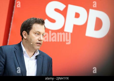 Berlin, Allemagne. 21st févr. 2022. Lars Klingbeil, président du SPD, lors d'une conférence de presse après la réunion du comité exécutif du SPD à Berlin, 21 février 2022. Credit: dpa/Alay Live News Banque D'Images