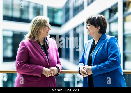 Berlin, Allemagne. 21st févr. 2022. (LR) Anke Rehlinger, présidente du SPD en Sarre, et Saskia Esken, présidente du SPD, ont pris lors de la réunion de l'exécutif du SPD à Berlin, 21 février 2022. Credit: dpa/Alay Live News Banque D'Images