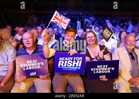 Cheltenham, Royaume-Uni. 11 août 2022. Les partisans de Rishi Sunak aux hustings de la direction du Parti conservateur, tenus au Centaur, à l'hippodrome de Cheltenham, Gloucestershire, Royaume-Uni. Credit:Andrew Higgins/ Thousand Word Media Ltd/Alay Live News Banque D'Images