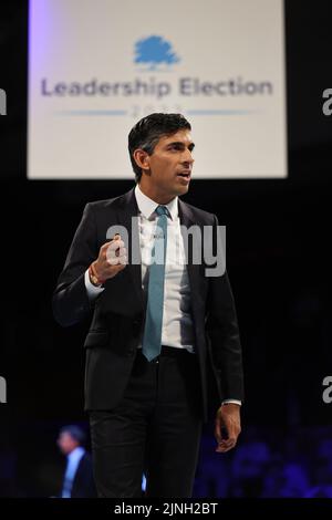 Cheltenham, Royaume-Uni. 11 août 2022. Rishi Sunak sur scène à la direction du Parti conservateur, tenue au Centaur, à l'hippodrome de Cheltenham, Gloucestershire, Royaume-Uni. Credit:Andrew Higgins/ Thousand Word Media Ltd/Alay Live News Banque D'Images