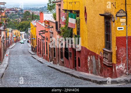 Une vue sur Pila Seca bordée de bâtiments de style colonial espagnol colorés dans le centre-ville historique de San Miguel de Allende, Mexique. Banque D'Images