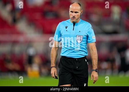 ALKMAAR, PAYS-BAS - AOÛT 11 : arbitre Antonio Miguel Mateu Lahoz lors de l'UEFA Europa Conference League troisième cycle de qualification entre AZ et Dundee United FC à l'AFAS Stadion on 11 août 2022 à Alkmaar, pays-Bas (photo de Patrick Goosen/Orange Pictures) Banque D'Images