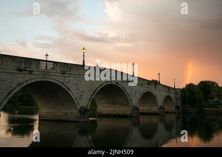 Paysage de Moody photo du pont de Chertsey dans des conditions d'éclairage/météo intéressantes - coucher de soleil avec un arc-en-ciel en arrière-plan Banque D'Images