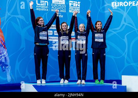 ROME, ITALIE - AOÛT 11 : Freya Colbert, Lucy Hope, Medi Harris, Freya Anderson du Royaume-Uni, vainqueur de la médaille d'argent lors de la finale Freestyle Women 4x 200m à l'Aquatics européen Roma 2022 au Stadio del Nuoto on 11 août 2022 à Rome, Italie (photo par Nikola Krstic/Orange Pictures) Banque D'Images