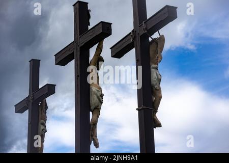 Trois croix sur la montagne Kreuzberg contre le ciel bleu à Rhon, Allemagne Banque D'Images