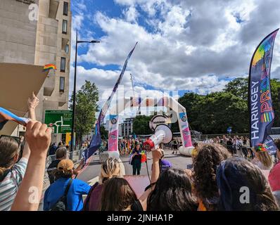 Un groupe de personnes participant à la London Pride Parade 2022 commémorant sa célébration de 50th Banque D'Images