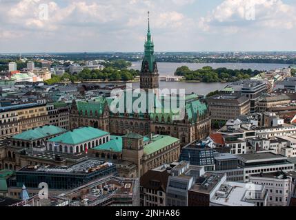 Hambourg, Allemagne, 11 juin 2022. Vue aérienne de l'hôtel de ville et des autres bâtiments depuis l'église Saint-Nikolai Banque D'Images