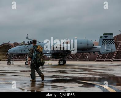 Le colonel Joshua Wood, commandant de l'escadre de combat 51st, marche vers un Thunderbolt II A-10C sur la ligne aérienne à la base aérienne d'Osan, République de Corée, 23 juin 2022. Le FS 25th et le GFS 25th nouvellement activés travaillent ensemble pour préparer et exécuter des missions d'appui aérien étroites pour la défense de la République de Corée et de la stabilité régionale. (É.-U. Photo de la Force aérienne par le sergent d'état-major. Dwane R. Young) Banque D'Images