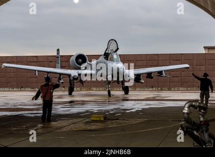 Des aviateurs affectés à l'escadron de génération de chasseurs 25th envoient un signal Thunderbolt II A-10C sur la ligne aérienne à la base aérienne d'Osan, en République de Corée, au 23 juin 2022. Le FS 25th et le GFS 25th nouvellement activés travaillent ensemble pour préparer et exécuter des missions d'appui aérien étroites pour la défense de la République de Corée et de la stabilité régionale. (É.-U. Photo de la Force aérienne par le sergent d'état-major. Dwane R. Young) Banque D'Images