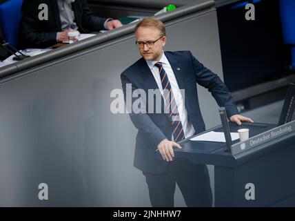 Berlin, Allemagne. 17th mars 2022. Michael Kruse, FDP, lors d'un discours sur la sécurité de l'approvisionnement énergétique au Bundestag allemand à Berlin, 17 mars 2022. Credit: dpa/Alay Live News Banque D'Images