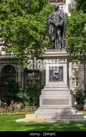 Londres, Royaume-Uni - 4 juillet 2022 : jardins Whitehall. Statue de brome noir Sir Henry Bartle Edward Frare sur pied en pierre avec la peinture murale Pro Patria soutenue par gre Banque D'Images