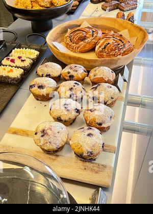 assortiment frais de produits de boulangerie en exposition Banque D'Images