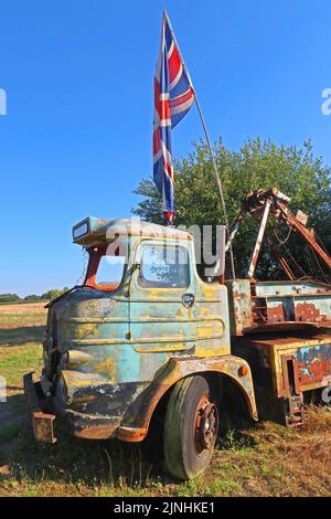 Délabrement d'un vieux camion Foden à Heath Lane, Northwich, Cheshire, Angleterre, Royaume-Uni, CW8 4RH, avec drapeau Union Banque D'Images