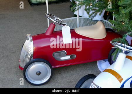 petite voiture sous l'arbre Banque D'Images