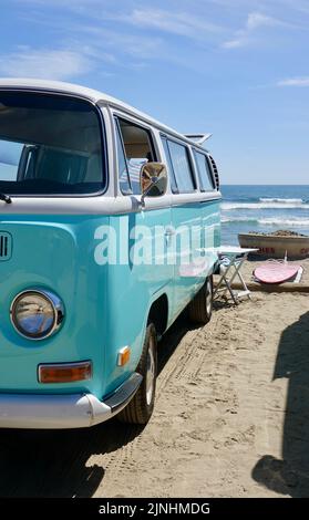 VW Camper bus à la plage de San Clemente lors d'une journée ensoleillée d'été Banque D'Images