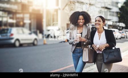 Chaque pas les rapproche de leur grand succès : deux femmes d'affaires qui marchent dans la ville. Banque D'Images