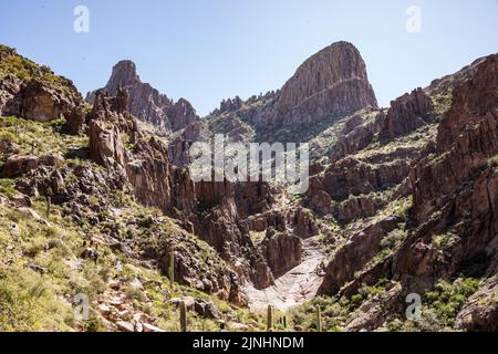 Les gens qui font de la randonnée à Siphon attirent dans le parc national Lost Dutchman, Arizona, États-Unis. Banque D'Images