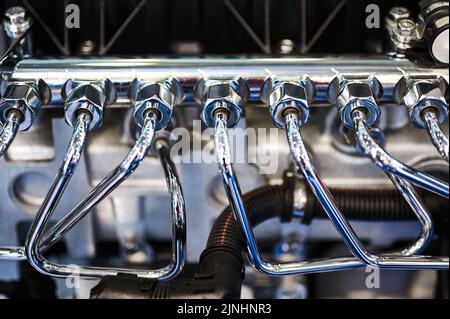 Tuyaux fins de pompe haute pression de moteur diesel puissant Banque D'Images