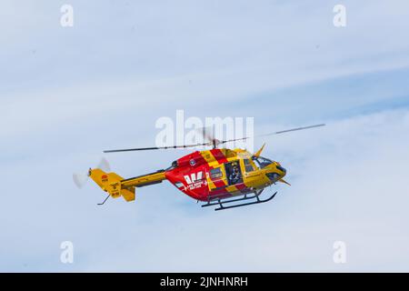 Un hélicoptère de sauvetage Westpac, un bimoteur Kawasaki BK117C-1, patrouilant le long des plages de Sydney en Australie Banque D'Images