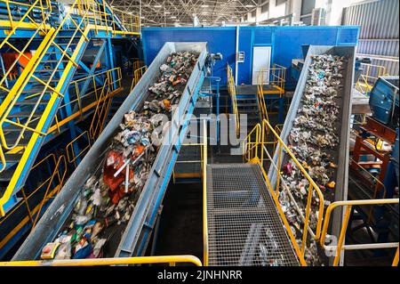 Les déchets transportés par convoyeur dans l'atelier de recyclage Banque D'Images