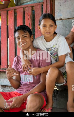 Riberenos pose sur des marches à Barrio Florido dans l'Amazonie péruvienne Banque D'Images