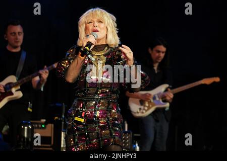 Cropredy, Royaume-Uni. 11th août 2022. Toyah Ann Willcox, chanteuse britannique, auteur-compositeur, actrice et présentatrice à la télévision, interprète en tant qu'artiste invité avec le Trevor Horn Band, en direct sur scène au Festival Cropredy de la Convention de Faéroport, dans l'Oxfordshire. Toyah Ann Willcox (née le 18 mai 1958) est une musicienne, actrice et présentatrice anglaise. Au cours d'une carrière de plus de 40 ans, Willcox a eu 8 des 40 premiers singles, publié plus de 20 albums, écrit deux livres, est apparu dans plus de 40 pièces de théâtre et 10 longs métrages, et a exprimé et présenté de nombreuses émissions de télévision. Crédit : SOPA Images Limited/Alamy Live News Banque D'Images