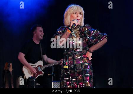 Toyah Ann Willcox, chanteuse britannique, auteur-compositeur, actrice et présentatrice à la télévision, interprète en tant qu'artiste invité avec le Trevor Horn Band, en direct sur scène au Festival Cropredy de la Convention de Faéroport, dans l'Oxfordshire. Toyah Ann Willcox (née le 18 mai 1958) est une musicienne, actrice et présentatrice anglaise. Au cours d'une carrière de plus de 40 ans, Willcox a eu 8 des 40 premiers singles, publié plus de 20 albums, écrit deux livres, est apparu dans plus de 40 pièces de théâtre et 10 longs métrages, et a exprimé et présenté de nombreuses émissions de télévision. (Photo par Dawn Fletcher-Park/SOPA Images/Sipa USA) Banque D'Images