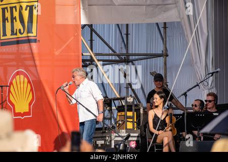 Roger Daltry chante avec une violoniste féminine et des membres du Philahamonic de Louisiane s'assoient sur scène comme l'OMS se produit au Jazzfest de la Nouvelle-Orléans en 2022 Banque D'Images