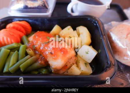 Gros plan du plateau de nourriture sur l'avion. Banque D'Images