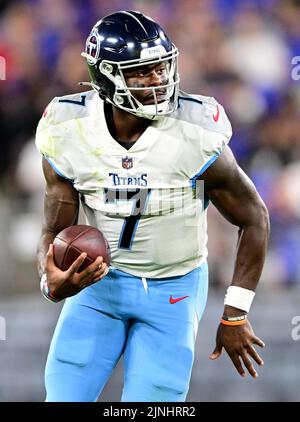 Baltimore, États-Unis. 11th août 2022. Le quarterback des Tennessee Titans Malik Willis (7) s'est disputé une première contre les Ravens de Baltimore pendant la première moitié d'un match de pré-saison de la NFL au stade M&T Bank de Baltimore, Maryland, jeudi, 11 août 2022. Photo de David Tulis/UPI crédit: UPI/Alay Live News Banque D'Images