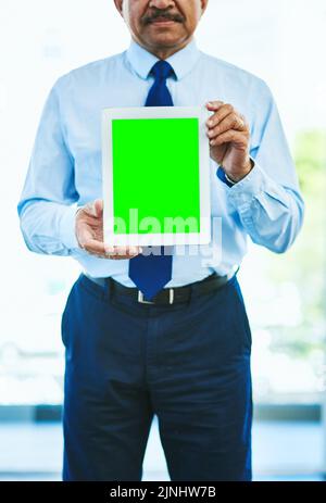 C'est à quoi ressemblent vos résultats. Un homme mûr méconnaissable tenant une tablette numérique devant lui, l'écran faisant face à l'appareil photo Banque D'Images