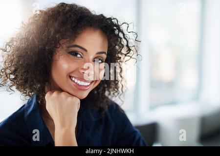 J'aime garder une vision positive des choses. Portrait court d'une jeune femme d'affaires attirante travaillant à son bureau au bureau. Banque D'Images