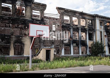 Kharkiv, Ukraine. 08th août 2022. Détruit l'école n° 134 dans le centre de Kharkiv pendant l'invasion russe en Ukraine. La ville ukrainienne de Kharkiv, située à 50 kilomètres de la frontière russe, subit des attaques constantes depuis le début de l'invasion russe à grande échelle sur 24 février. Crédit : SOPA Images Limited/Alamy Live News Banque D'Images