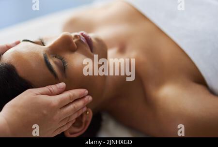 Détendez-vous, c'est bon pour votre santé. Une jeune femme attrayante se fait masser au spa. Banque D'Images