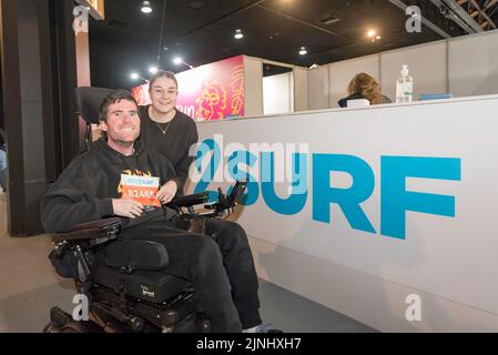 Sydney, Australie. 12 août 2022. Les personnes participant à la course 50th City2Surf à Sydney collectent leurs bbs de course en vue de la première course depuis 2019 après les annulations en 2020 et 2021 en raison des restrictions de Covid-19. plus de 60 000 personnes devraient couvrir la course de quatorze kilomètres, la plus grande du genre au monde. La course mène les coureurs à pied et les marcheurs de Hyde Park hors de la ville, en haut et au-dessus de la colline de coeur de pause et sur Bondi Beach. Mick Chapman vient de récupérer son bavoir de course en préparation pour Suunday. Credit: Stephen Dwyer / Alamy Live News Banque D'Images