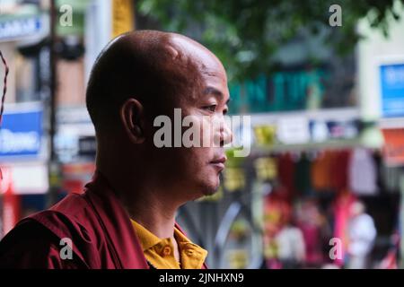 Gangtok, Sikkim, Inde 21 juin 2022, vieil homme pose de côté portrait, homme pahadi. Banque D'Images