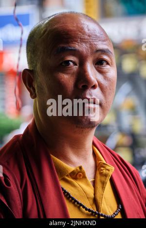 Gangtok, Sikkim, Inde 21 juin 2022, vieil homme pose de côté portrait, homme pahadi. Banque D'Images