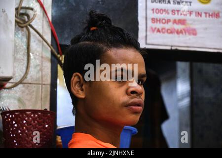 Gangtok, Sikkim, Inde 21 juin 2022, jeune homme pose de côté portrait, homme pahadi. Banque D'Images